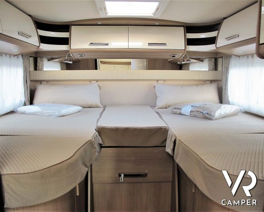 Carthago c-tourer T 143 LE - camper nuovo, camper semintegrale su Mercedes-Benz Sprinter 170 CV, con letti gemelli e garage. In esposizione durante il