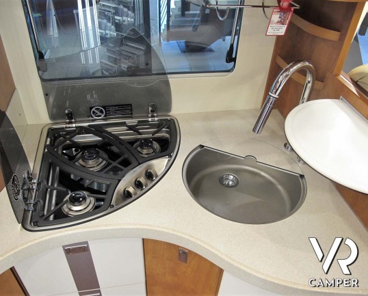 Carthago Chic c-line I 4.9 - camper nuovo, camper motorhome con letti gemelli e basculante. In esposizione durante il Porte Aperte 91011 Ottobre 2020