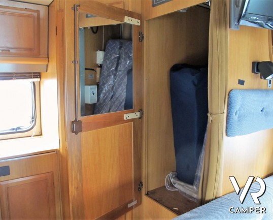 Elnagh Magnum 561 - camper motorhome usato 5 posti, su Ducato 2.500 D. Dotato di veranda, antenna tv, portabici, 2° serbatoio acqua, ventolone oblò. I