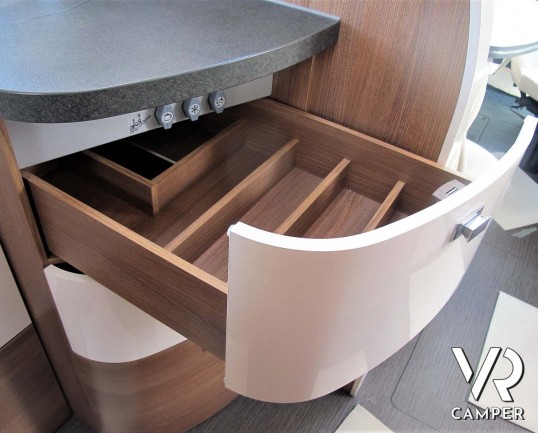 Carthago C-Tourer I 142 - camper nuovo motorhome con letto matrimoniale. In esposizione durante il Porte Aperte 9-10-11 Ottobre 2020 da Italia VR