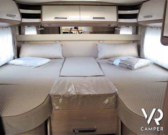 Carthago c-tourer T 143 LE - camper nuovo, camper semintegrale su Mercedes-Benz Sprinter 170 CV, con letti gemelli e garage. In esposizione durante il