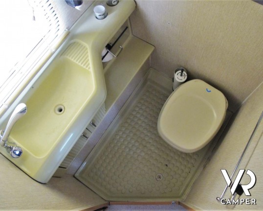 Elnagh Magnum 561 - camper motorhome usato 5 posti, su Ducato 2.500 D. Dotato di veranda, antenna tv, portabici, 2° serbatoio acqua, ventolone oblò. I