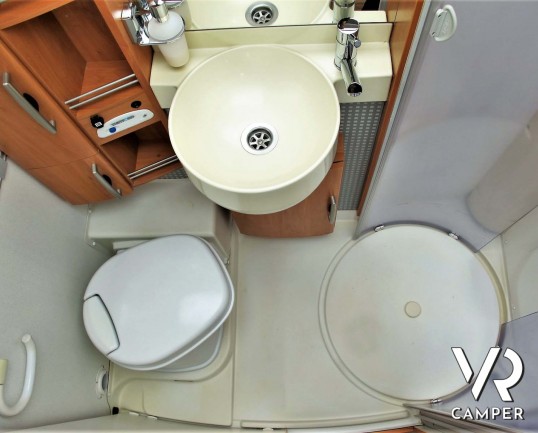 Hymer Camp 544 SL - camper usato, camper mansardato, camper 5 posti letto, dotato di veranda, oscuranti, antenna tv. Su Fiat Ducato 130 CV. In vendita