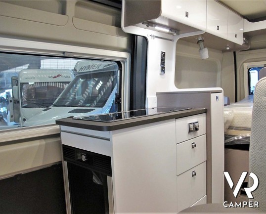 Burstner Eliseo C 540 camper furgonato nuovo con letto sul tetto, accessoriato con pacchetto Eliseo + Eliseo Select. Su Fiat Ducato 140 CV. In visione