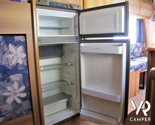 Rimor Super Brig 728 - camper mansardato usato con 7 posti letto, su Mercedes 312 2,9 TDI (123 CV). Lungo 7,43 mt. Ideale per viaggi di famiglia. Ital