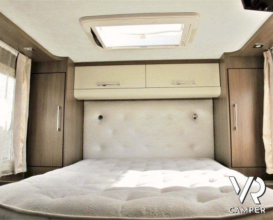 Roller Team XLM: camper usato semintegrale con letto nautico posteriore, 5 posti omologati, su Fiat Ducato 150 CV. In vendita da Italia VR a Torino.