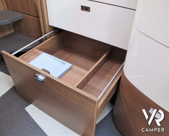 Carthago C-Tourer I 142 - camper nuovo motorhome con letto matrimoniale. In esposizione durante il Porte Aperte 9-10-11 Ottobre 2020 da Italia VR
