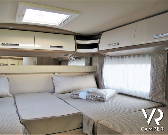 Carthago c-tourer T 143 LE - camper nuovo, camper semintegrale su Mercedes-Benz Sprinter 170 CV, con letti gemelli e garage. In esposizione durante il