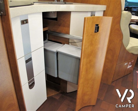 Carthago Chic c-line I 4.9 - camper nuovo, camper motorhome con letti gemelli e basculante. In esposizione durante il Porte Aperte 91011 Ottobre 2020