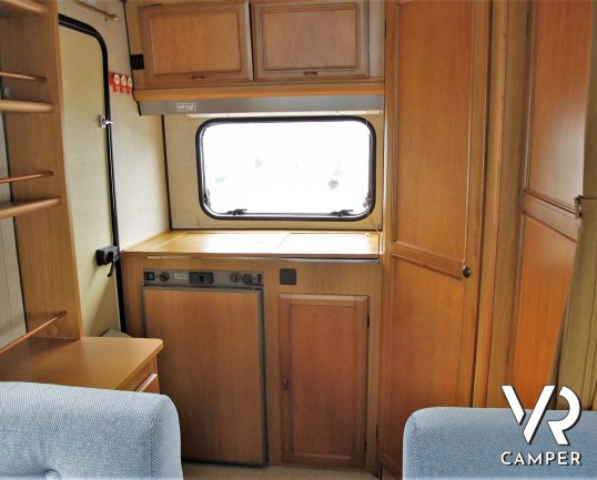 Elnagh Magnum 561 - camper motorhome usato 5 posti, su Ducato 2.500 D. Dotato di veranda, antenna tv, portabici, 2° serbatoio acqua, ventolone oblò. I