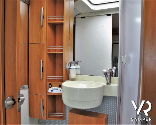 Hymer Camp 544 SL - camper usato, camper mansardato, camper 5 posti letto, dotato di veranda, oscuranti, antenna tv. Su Fiat Ducato 130 CV. In vendita