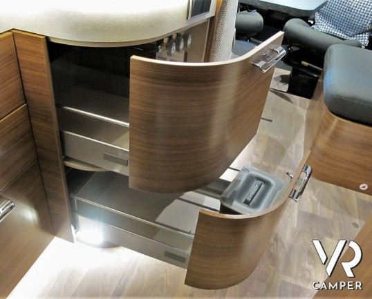 Hymer B-MC I 550 - camper nuovo motorhome con letto matrimoniale e basculante, accessoriato con pacchetto WhiteLine, su Mercedes Benz 170 CV