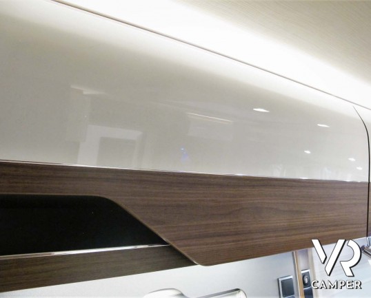 Hymer B-MC I 550 - camper nuovo motorhome con letto matrimoniale e basculante, accessoriato con pacchetto WhiteLine, su Mercedes Benz 170 CV