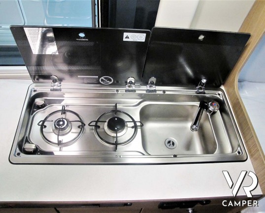 Carado Van 540: camper furgonato nuovo con letto matrimoniale trasversale, 3 posti letto. Su Fiat Ducato 140 CV. In vendita da Italia VR a Torino - Druento