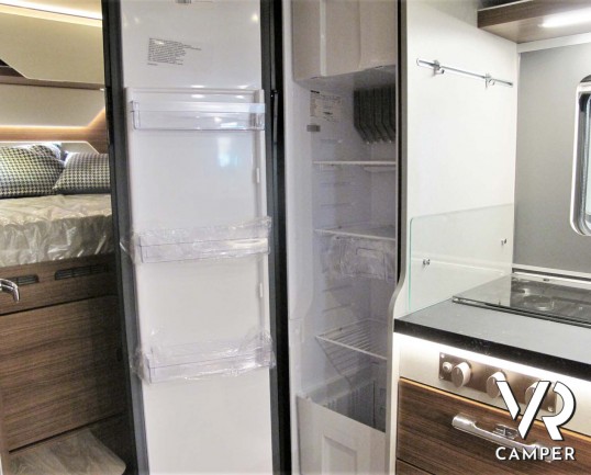 Hymer B-MC I 550 - camper nuovo motorhome con letto matrimoniale e basculante, accessoriato con pacchetto WhiteLine, su Mercedes Benz 170 CV