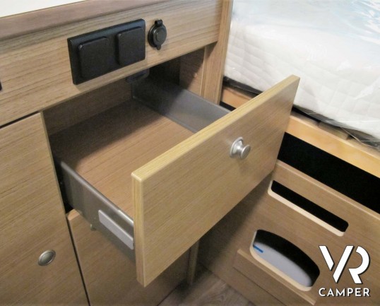 Carado Van 540: camper furgonato nuovo con letto matrimoniale trasversale, 3 posti letto. Su Fiat Ducato 140 CV. In vendita da Italia VR a Torino - Druento