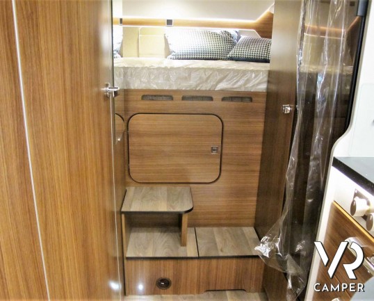 Hymer B-MC I 550 - camper nuovo motorhome con letto matrimoniale e basculante, accessoriato con pacchetto WhiteLine, su Mercedes Benz 170 CV