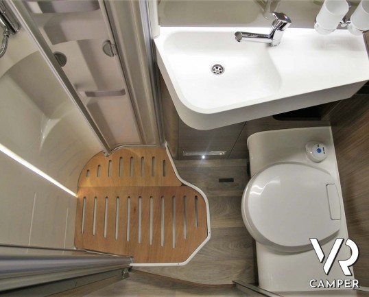 Hymer B-MC I 550 - camper nuovo motorhome con letto matrimoniale e basculante, accessoriato con pacchetto WhiteLine, su Mercedes Benz 170 CV