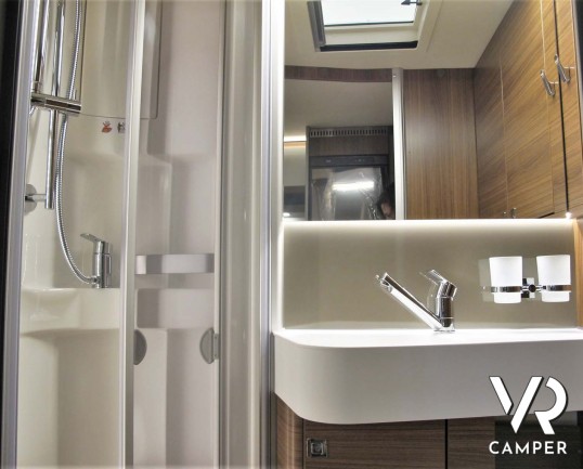 Hymer B-MC I 550 - camper nuovo motorhome con letto matrimoniale e basculante, accessoriato con pacchetto WhiteLine, su Mercedes Benz 170 CV