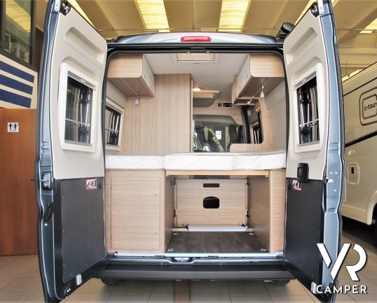 Carado Van 540: camper furgonato nuovo con letto matrimoniale trasversale, 3 posti letto. Su Fiat Ducato 140 CV. In vendita da Italia VR a Torino - Druento