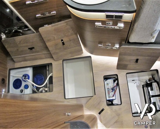 Hymer B-MC I 550 - camper nuovo motorhome con letto matrimoniale e basculante, accessoriato con pacchetto WhiteLine, su Mercedes Benz 170 CV