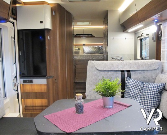 Hymer B-MC I 550 - camper nuovo motorhome con letto matrimoniale e basculante, accessoriato con pacchetto WhiteLine, su Mercedes Benz 170 CV