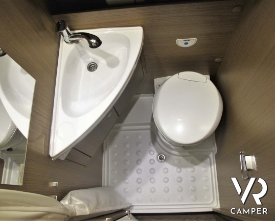 Carado Van 540: camper furgonato nuovo con letto matrimoniale trasversale, 3 posti letto. Su Fiat Ducato 140 CV. In vendita da Italia VR a Torino - Druento