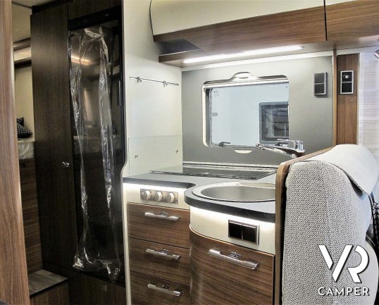 Hymer B-MC I 550 - camper nuovo motorhome con letto matrimoniale e basculante, accessoriato con pacchetto WhiteLine, su Mercedes Benz 170 CV