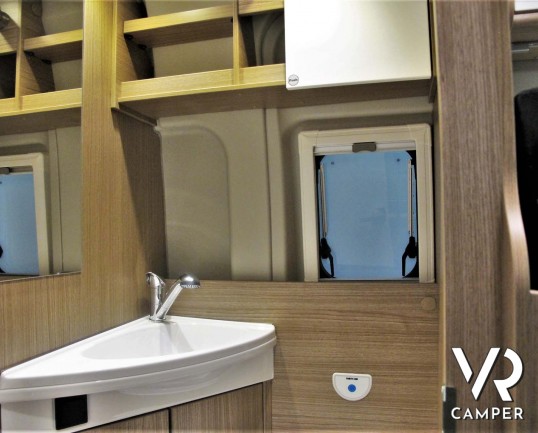 Carado Van 540: camper furgonato nuovo con letto matrimoniale trasversale, 3 posti letto. Su Fiat Ducato 140 CV. In vendita da Italia VR a Torino - Druento