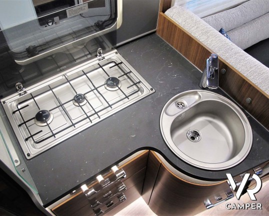 Hymer B-MC I 550 - camper nuovo motorhome con letto matrimoniale e basculante, accessoriato con pacchetto WhiteLine, su Mercedes Benz 170 CV