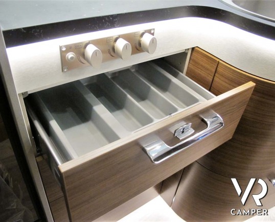 Hymer B-MC I 550 - camper nuovo motorhome con letto matrimoniale e basculante, accessoriato con pacchetto WhiteLine, su Mercedes Benz 170 CV