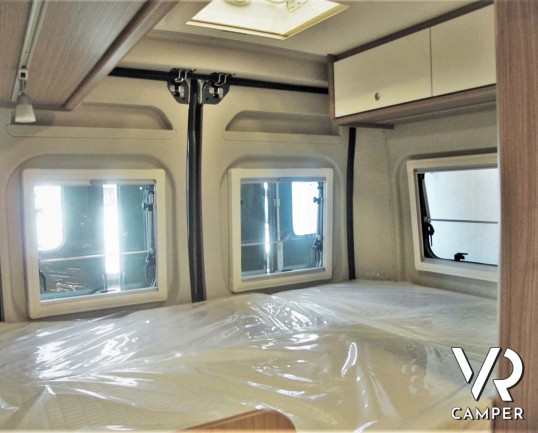 Carado Van 540: camper furgonato nuovo con letto matrimoniale trasversale, 3 posti letto. Su Fiat Ducato 140 CV. In vendita da Italia VR a Torino - Druento