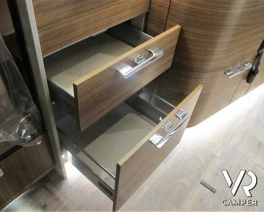 Hymer B-MC I 550 - camper nuovo motorhome con letto matrimoniale e basculante, accessoriato con pacchetto WhiteLine, su Mercedes Benz 170 CV