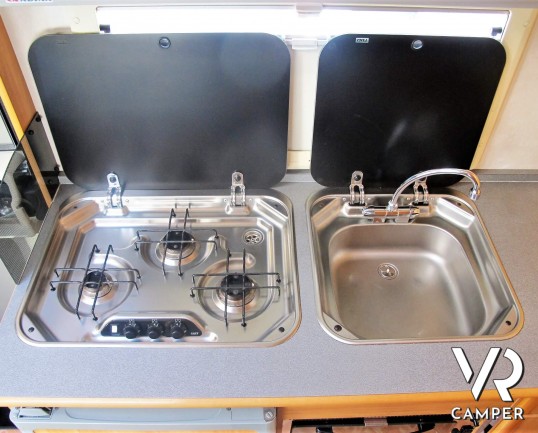 Adria Coral 660 DP - camper mansardato usato con 5 posti, idper famiglie e prima esperienza. Su Fiat Ducato 127 CV, dotato di veranda, retrocamera, sensori parcheggio