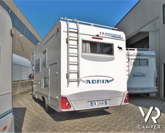 Adria Coral 660 DP - camper mansardato usato con 5 posti, idper famiglie e prima esperienza. Su Fiat Ducato 127 CV, dotato di veranda, retrocamera, sensori parcheggio