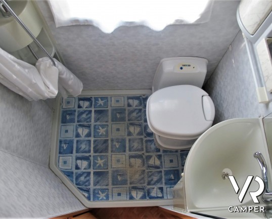 Adria Coral 660 DP - camper mansardato usato con 5 posti, idper famiglie e prima esperienza. Su Fiat Ducato 127 CV, dotato di veranda, retrocamera, sensori parcheggio