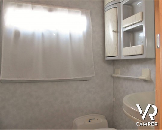 Adria Coral 660 DP - camper mansardato usato con 5 posti, idper famiglie e prima esperienza. Su Fiat Ducato 127 CV, dotato di veranda, retrocamera, sensori parcheggio