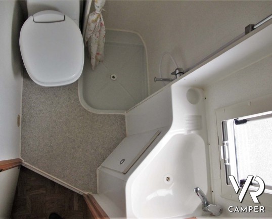 Aiesistem Project 400 - camper semintegrale compatto con monoscocca in vetroresina, 3 posti letto, su motore Opel 90 CV - Dotato di veranda e portamoto - Vendita Camper Piemonte