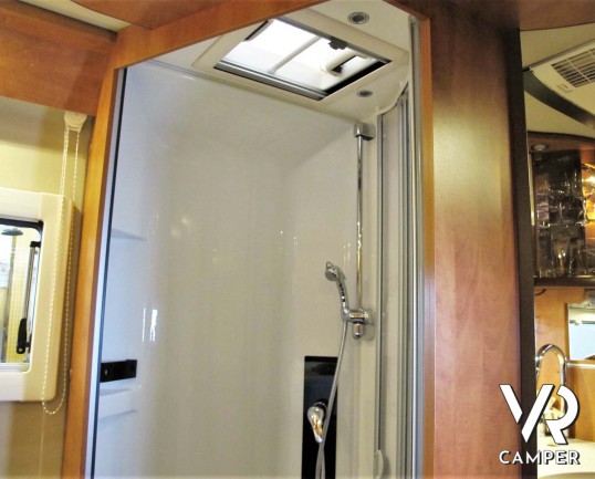 Carthago C-Line 5.0 - camper usato motorhome 4 posti, letto nautico posteriore e garage. Dotato di clima e antenna satellitare - Italia VR camper usati piemonte