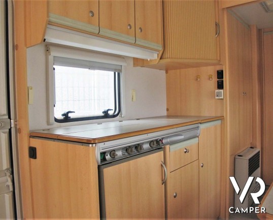 Knaus Country - caravan usata comoda e spaziosa, adatta alla famiglia. Con letto matrimoniale, letto a castello, dinette trasformabile. Venduta da Italia VR a Torino