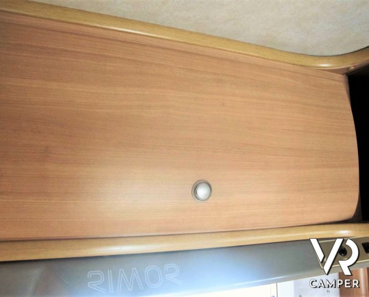 Rimor Super Brig 687 TC: camper mnsardato usato con 6 posti letto, su motore Ford 140 CV. Dotato di condizionatore, tendalino, sospensioni, gancio traino. Italia VR vendita camper Piemonte