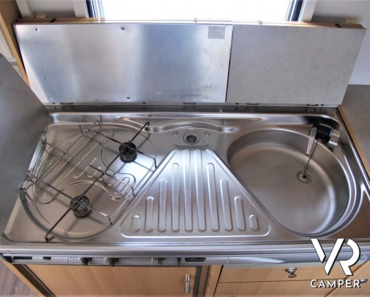 Knaus Country - caravan usata comoda e spaziosa, adatta alla famiglia. Con letto matrimoniale, letto a castello, dinette trasformabile. Venduta da Italia VR a Torino