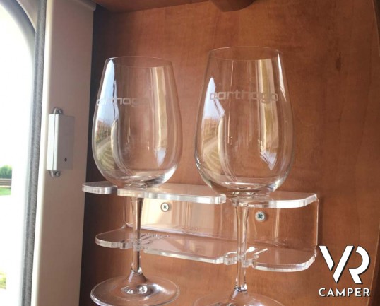 Carthago Compactline I 143 LE: camper usato motorhome 4 posti, con letti gemelli e letto basculante. Su Fiat Ducato 150 CV. Venduto da Italia VR a Torino.