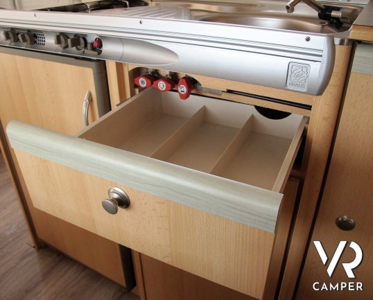 Knaus Country - caravan usata comoda e spaziosa, adatta alla famiglia. Con letto matrimoniale, letto a castello, dinette trasformabile. Venduta da Italia VR a Torino