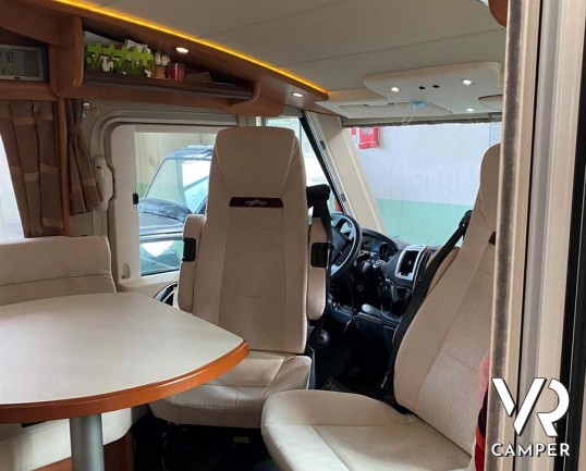 Carthago Compactline I 143 LE: camper usato motorhome 4 posti, con letti gemelli e letto basculante. Su Fiat Ducato 150 CV. Venduto da Italia VR a Torino.