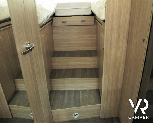 Burstner Delfin IT 726 G: camper nuovo semintegrale con letti gemelli e basculante, dinette trasformabile in letto. Dotato di Skyroof e Comfort Pack. 140 CV. Italia VR vendita camper Piemonte