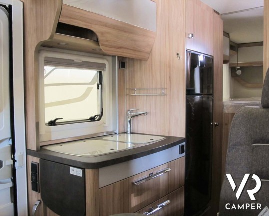 Hymer Exsis-I 588: motorhome Hymer nuovo con letti gemelli e basculante, nuova serie Exsis-I super leggera e compatta