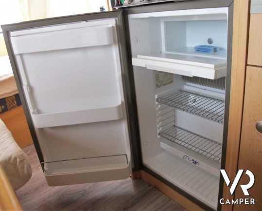 Knaus Country - caravan usata comoda e spaziosa, adatta alla famiglia. Con letto matrimoniale, letto a castello, dinette trasformabile. Venduta da Italia VR a Torino