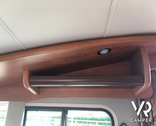 Carthago Compactline I 143 LE: camper usato motorhome 4 posti, con letti gemelli e letto basculante. Su Fiat Ducato 150 CV. Venduto da Italia VR a Torino.