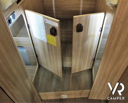 Burstner Delfin IT 726 G: camper nuovo semintegrale con letti gemelli e basculante, dinette trasformabile in letto. Dotato di Skyroof e Comfort Pack. 140 CV. Italia VR vendita camper Piemonte